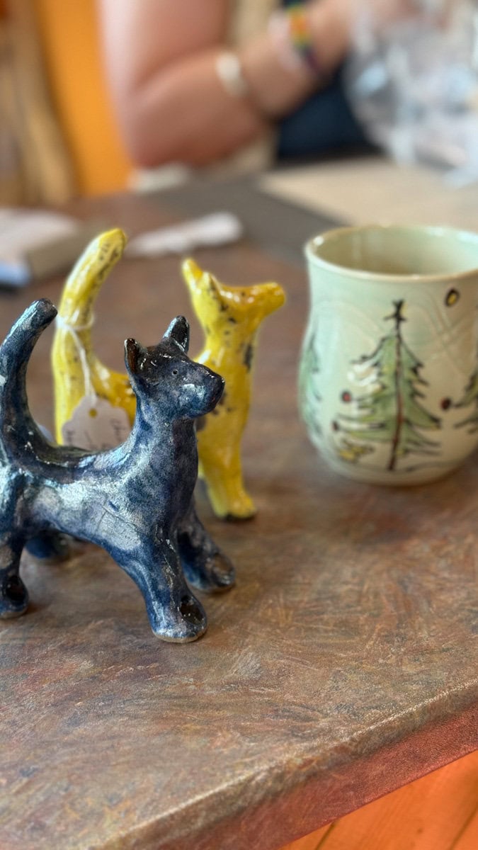 chiens et tasse en poterie artisabnale sur un comptoir