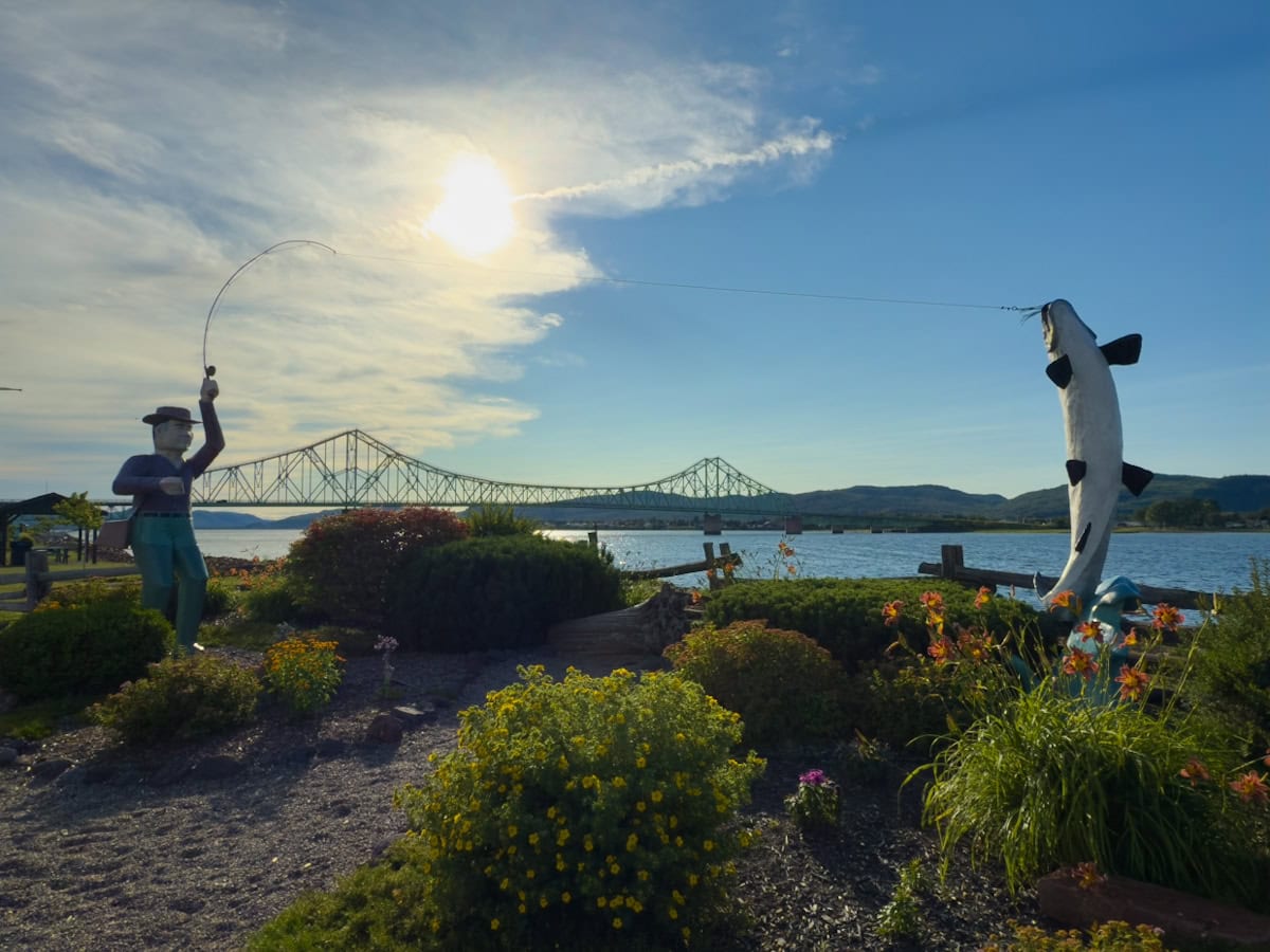 sculptude de pêcheur au saumon sur esplanade de campbellton