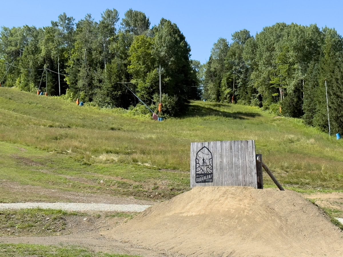 affiche et obstacles au Mont Sugarloaf NB