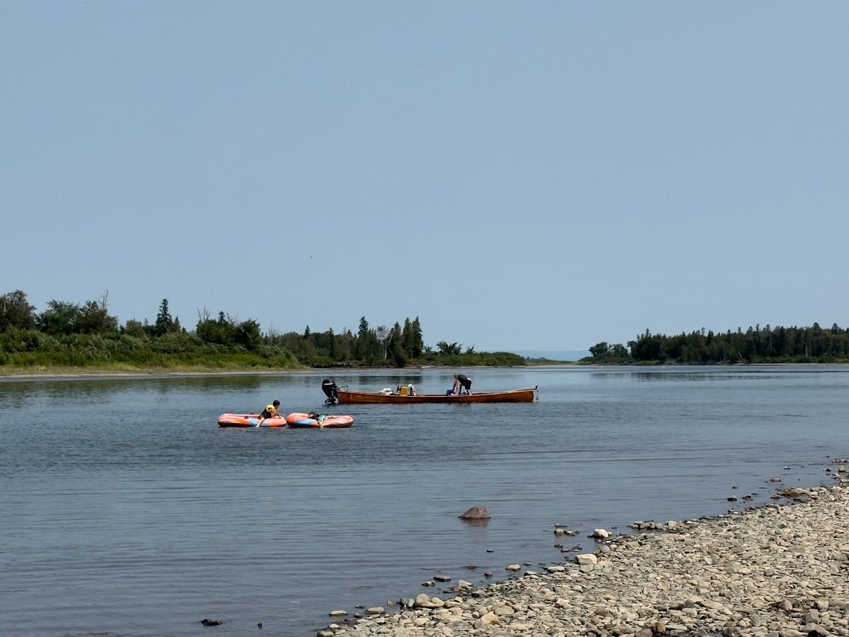 Plage de Tide head sur la riviere Restigouche avec canot, baigneurs