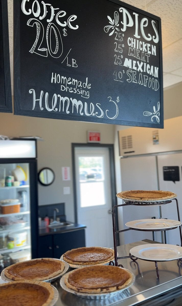 tartes et belle affiche dans un restaurant