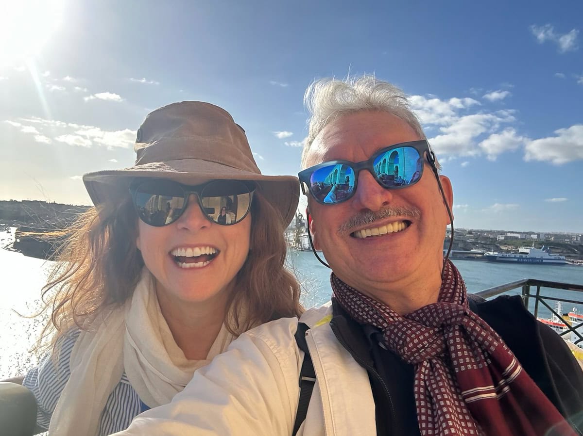 Manon Lapierre et Axel ARASZKIEWIC en selfie en voyage