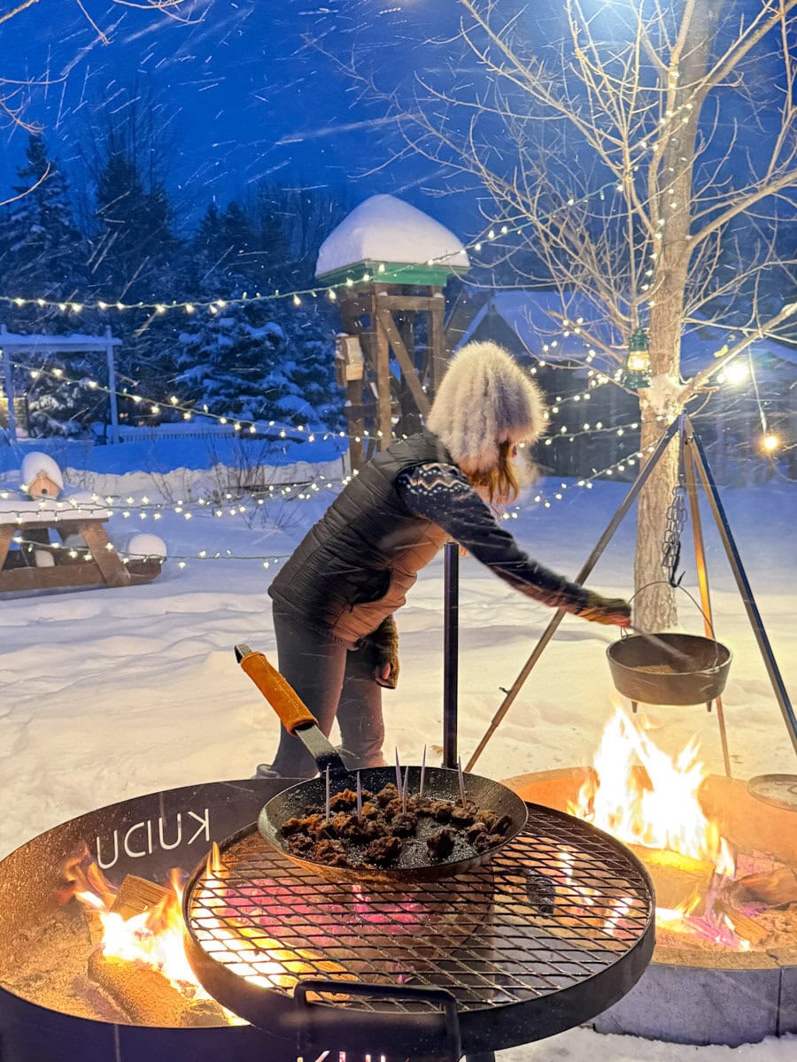 Manon Lapierre qui cuisine sur le feu au vieux loup de mer