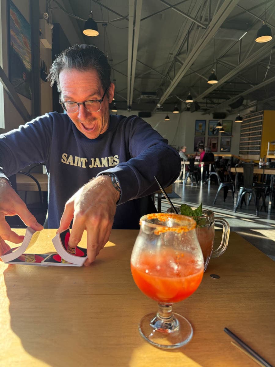 Lionel qui brasse cartes Uno sur la table