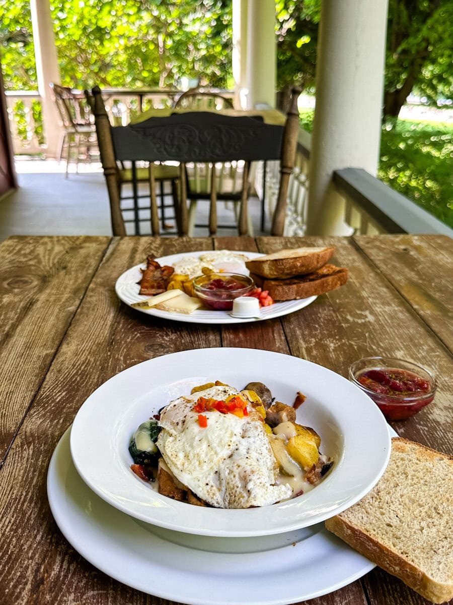 2 assiettes de petit déjeuner sur table en bois, dehors sur terrasse