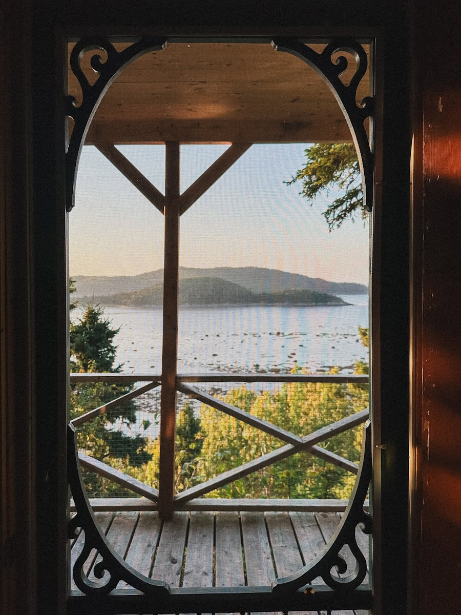 vue sur fleuve par la porte moustiquaire