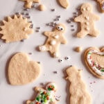 biscuits emporte pièce sur grille avec quelques-uns décorés de glacage blanc