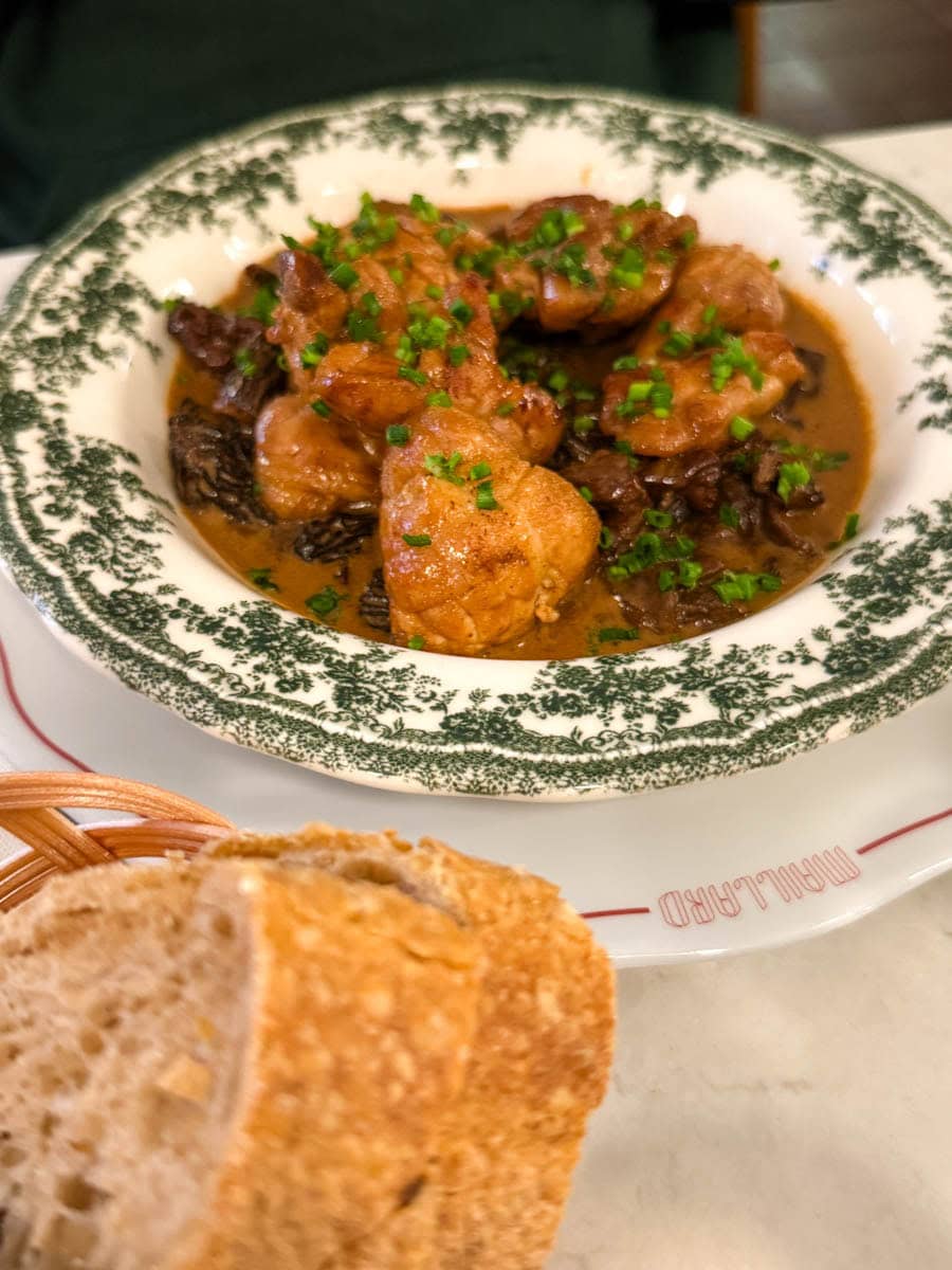 Brasserie maillard assiette de ris de veau aux morilles avec bout de pain