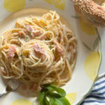 spaghetti au saumon fumé dans une assiette décorée de citrons