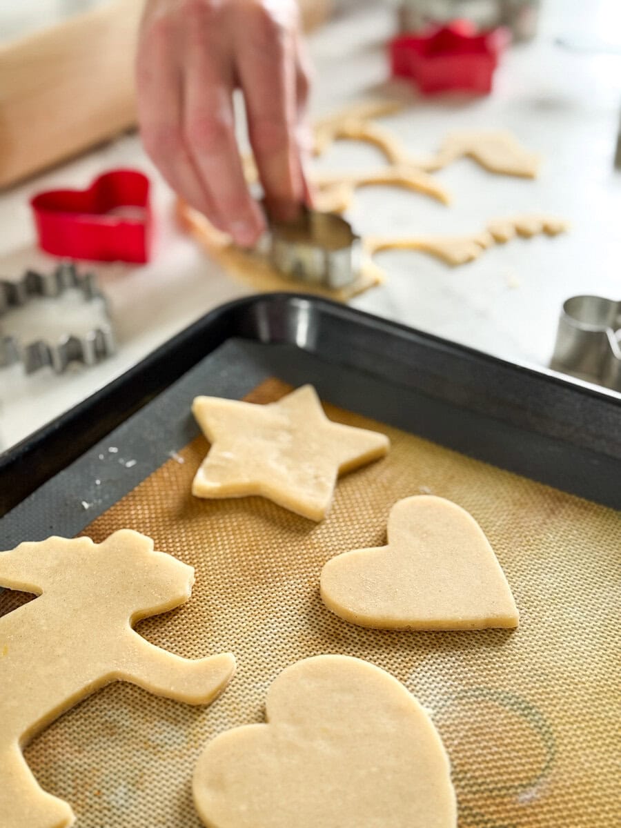 biscuits emporte-pièce  sur une plaque, non cuits