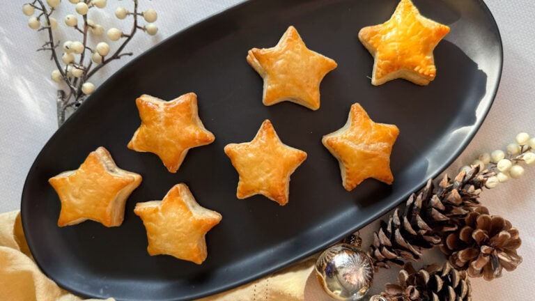 feuilletés festifs apéro étoile dans une assiette de service