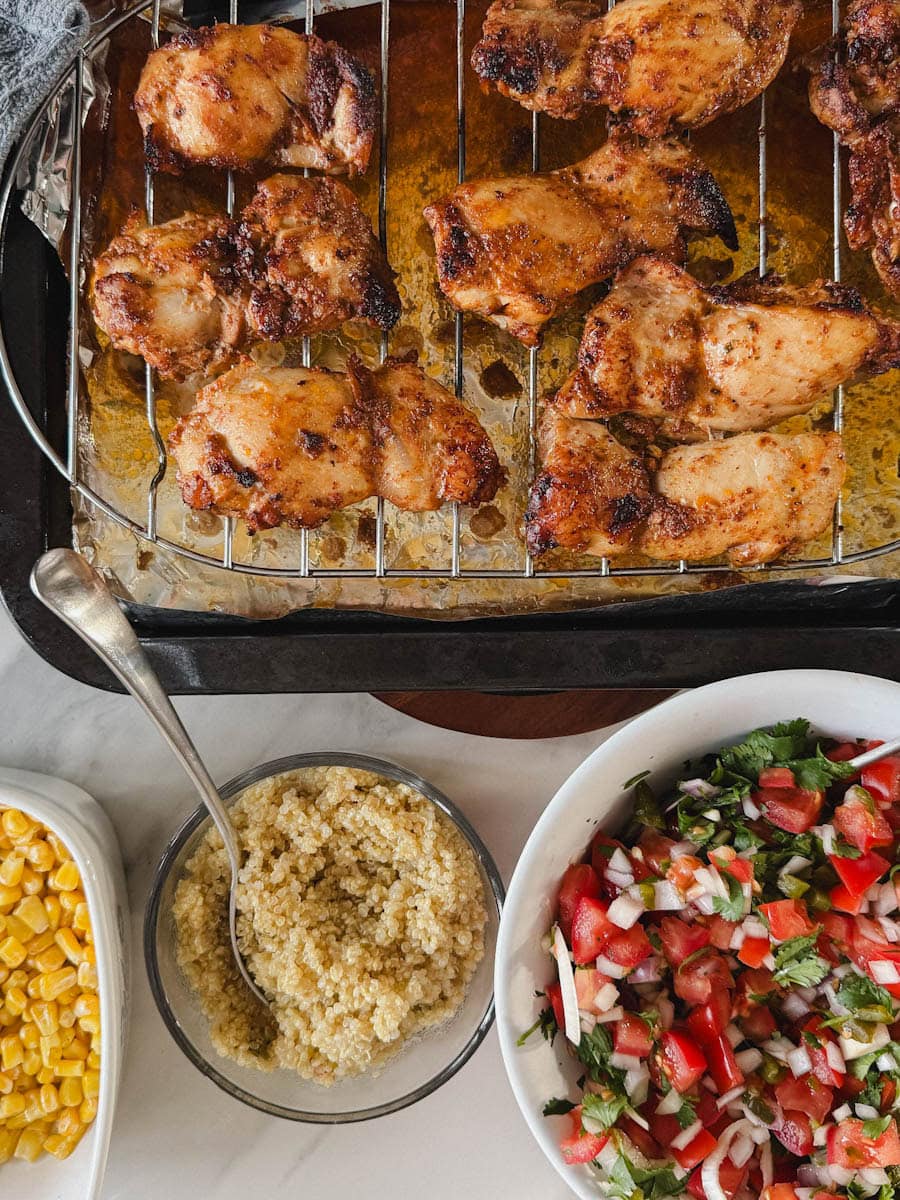 poulet chipoitle grillé sur une plaque, pico de galo, maïs, quinoa