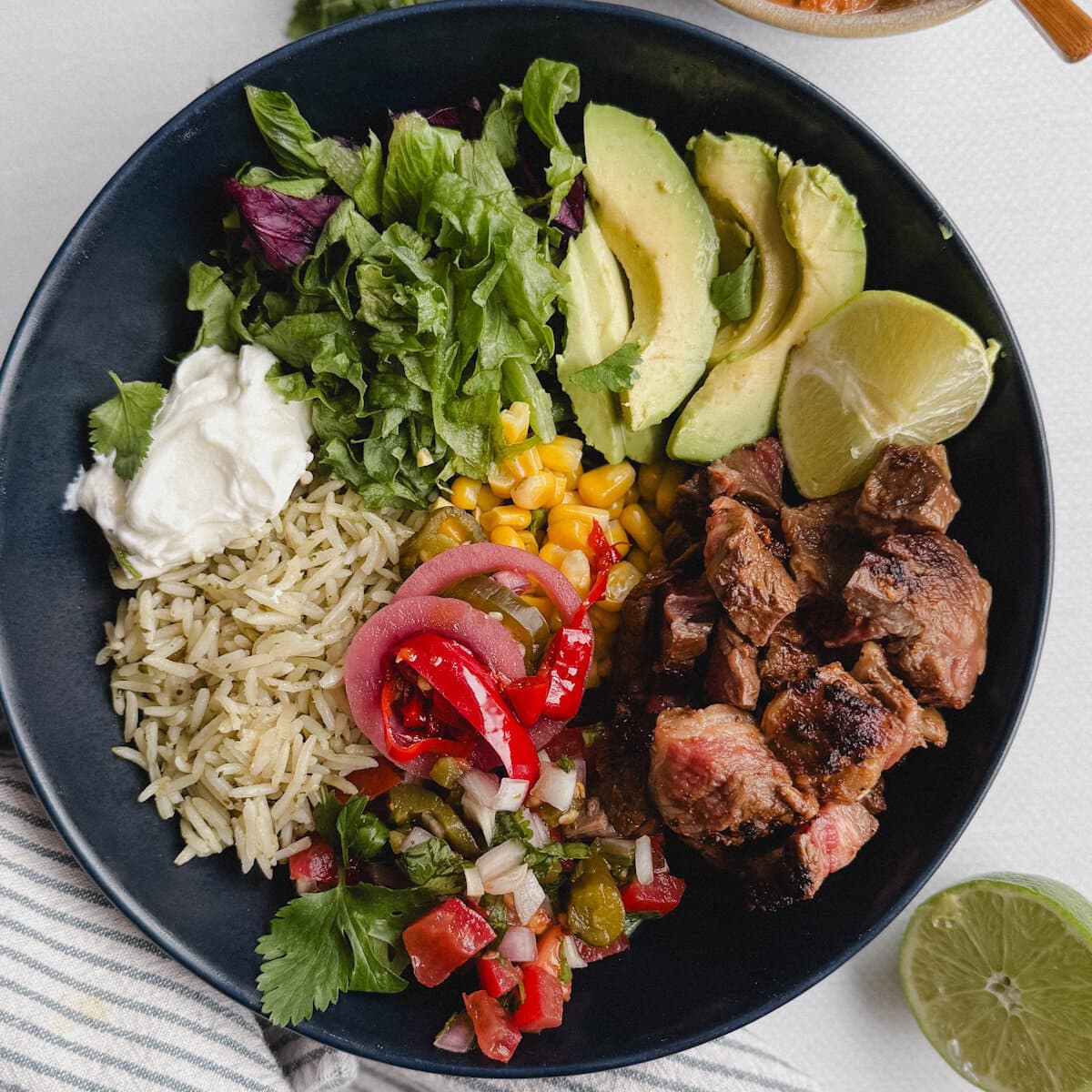 bol chipotle au steak de boeuf avec riz, avocat, laitue, piment
