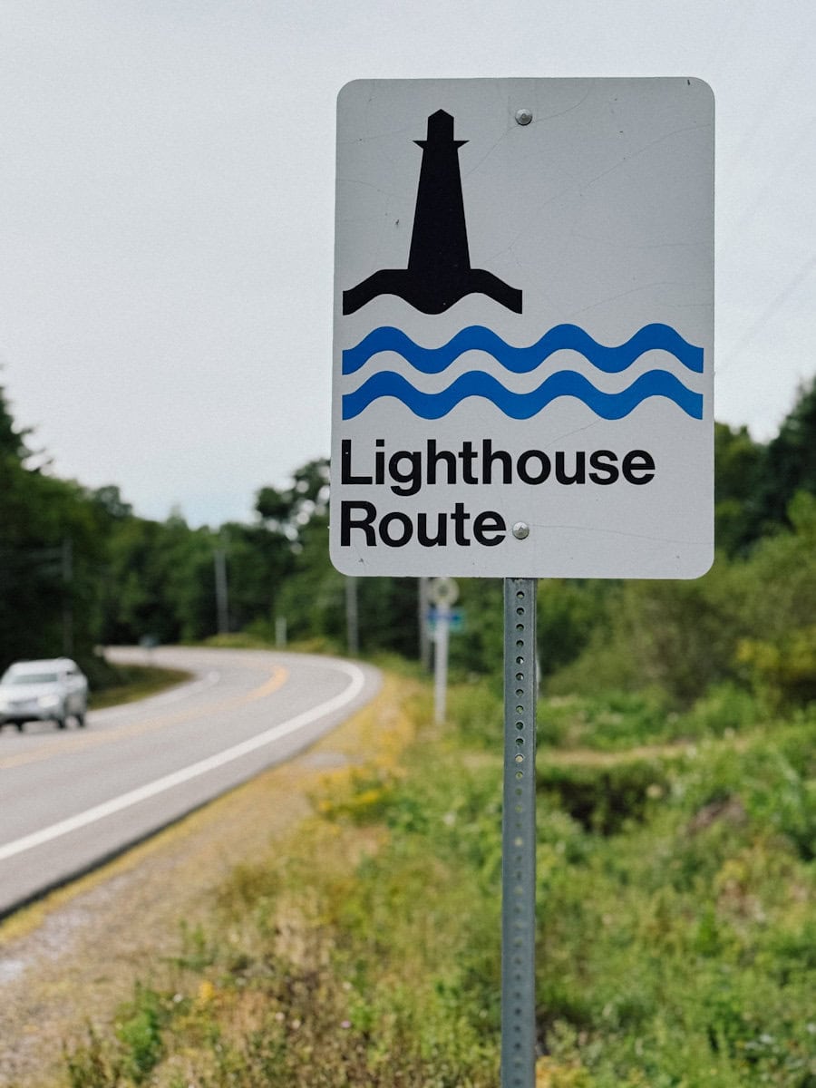 Lightouse Routem vue de la pancarte sur le côté de la route
