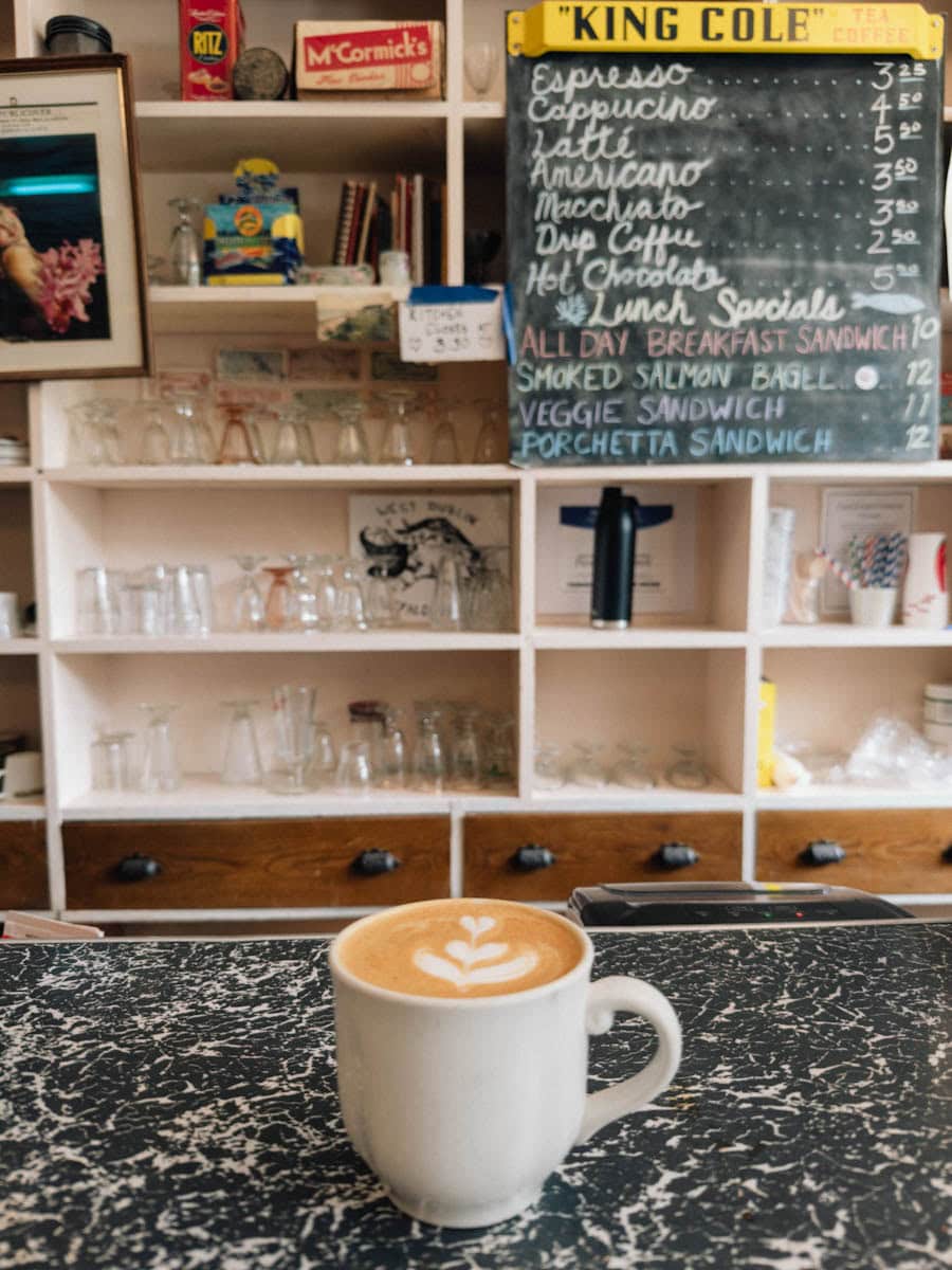 café au comtoir du Ploughman's lunch Lahave, NS