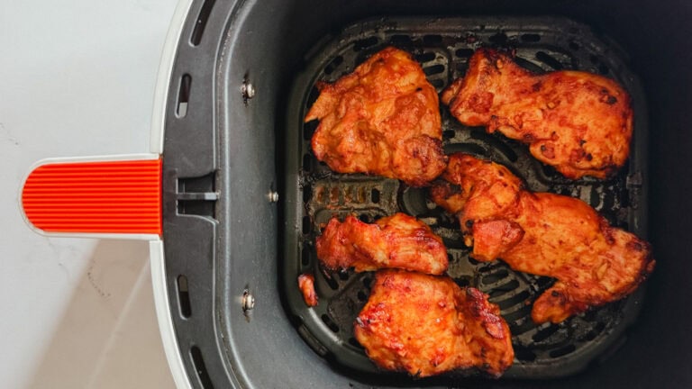 poulet chipotle grillé dans le fond du panier air fryer
