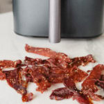 jerky de porc devant un air fryer