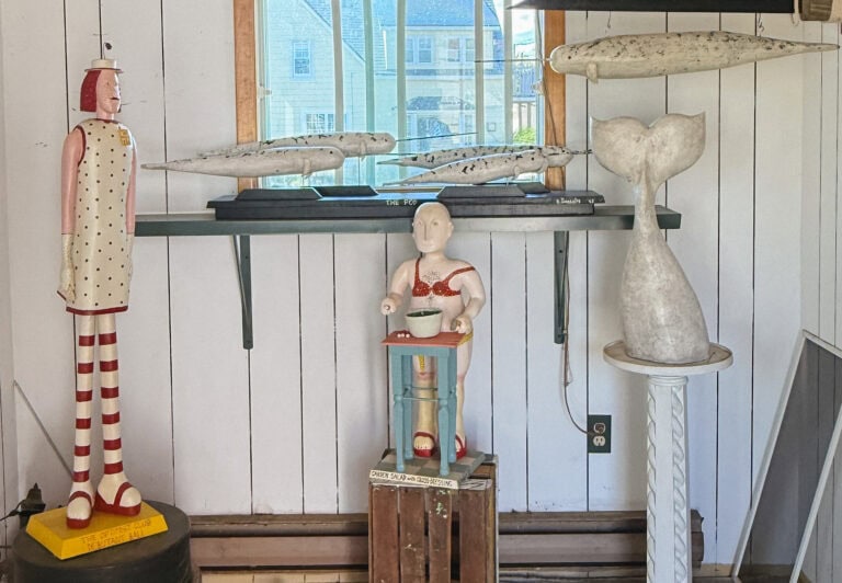 Folk art de Robert Danielis personnages statut et baleines