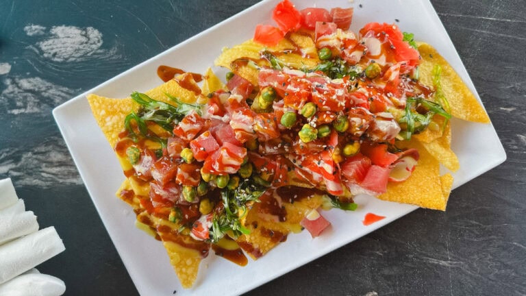 poke nachos dans une assiette rectangulaire sur comptoir marbré noir